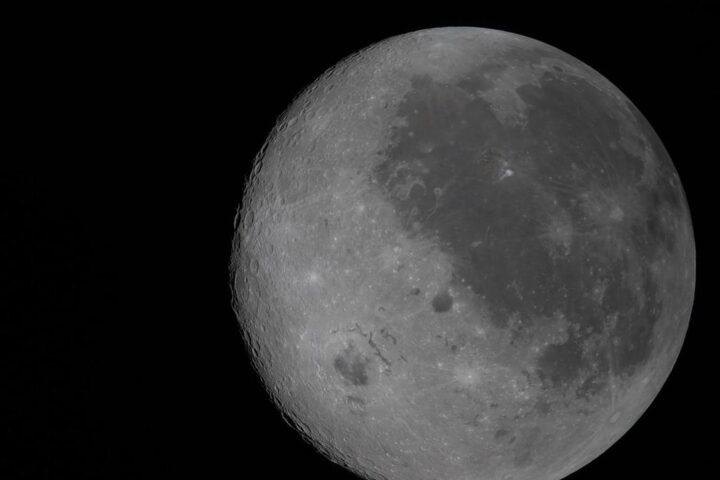 Un razzo SpaceX fuori controllo si schianta sulla Luna creando un nuovo cratere