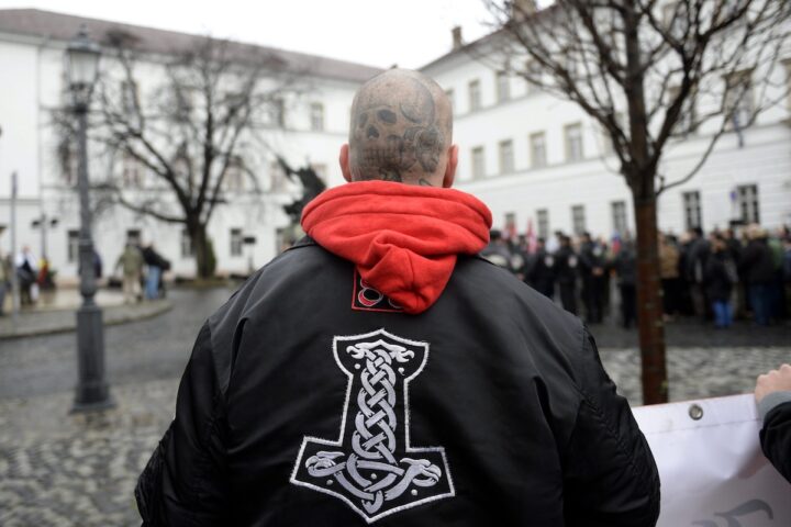 Una corte di appello di Parigi ordina l'estradizione in Germania di Gino Abazaj, attivista antifascista accusato di aggressione a Budapest