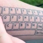 Una madre si tatua una tastiera per comunicare con il figlio autistico: la storia di Jessica e Hunter