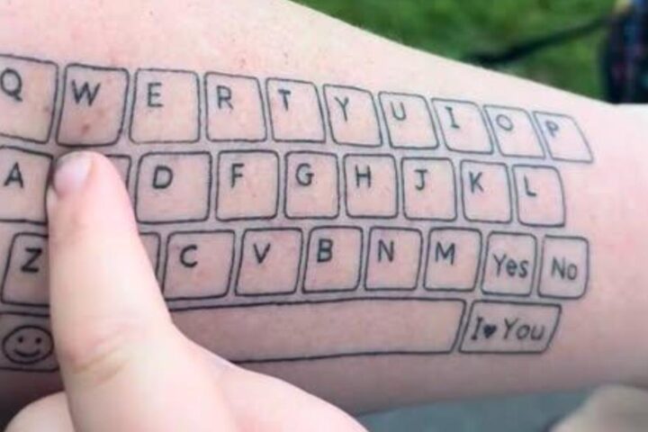 Una madre si tatua una tastiera per comunicare con il figlio autistico: la storia di Jessica e Hunter