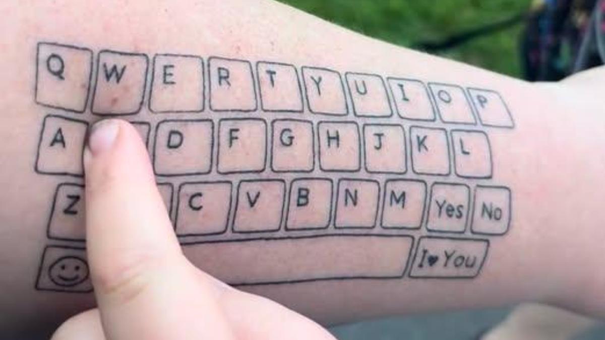 Una madre si tatua una tastiera per comunicare con il figlio autistico: la storia di Jessica e Hunter