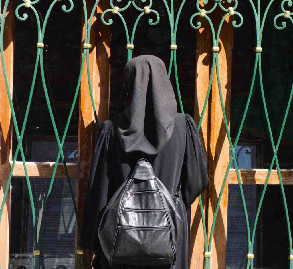 Valditara propone emendamento al ddl sicurezza per vietare il burqa nelle scuole