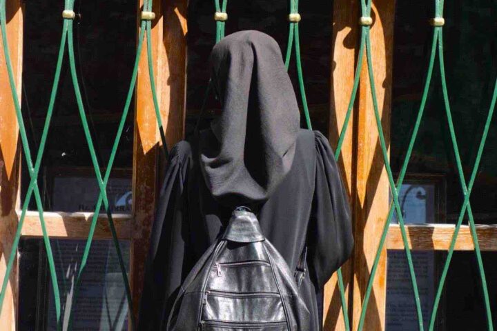 Valditara propone emendamento al ddl sicurezza per vietare il burqa nelle scuole