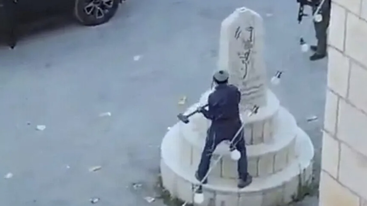 Zvi Sukkot distrugge monumento palestinese a Madama sotto scorta dell'esercito israeliano