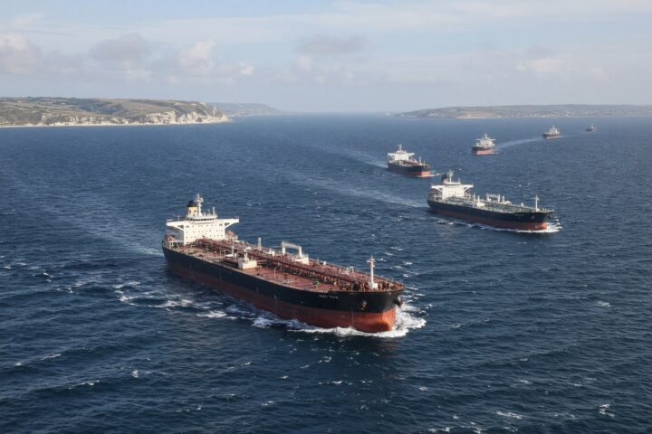 Undici petroliere russe attraversano la Manica: un miliardo di dollari verso l’Asia
