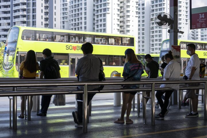 A Singapore introdotte multe fino a 340 euro per ascoltare musica ad alto volume sugli autobus pubblici