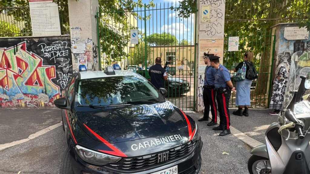 Aggressione in aula: 13enne attacca professoressa con coltello dopo debito formativo a Roma