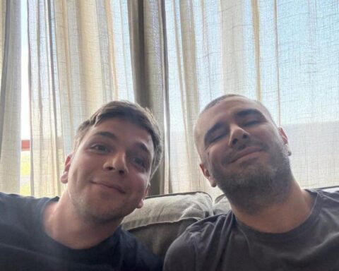 Alessandro Di Battista annuncia il rientro a casa dopo il ricovero al Gemelli