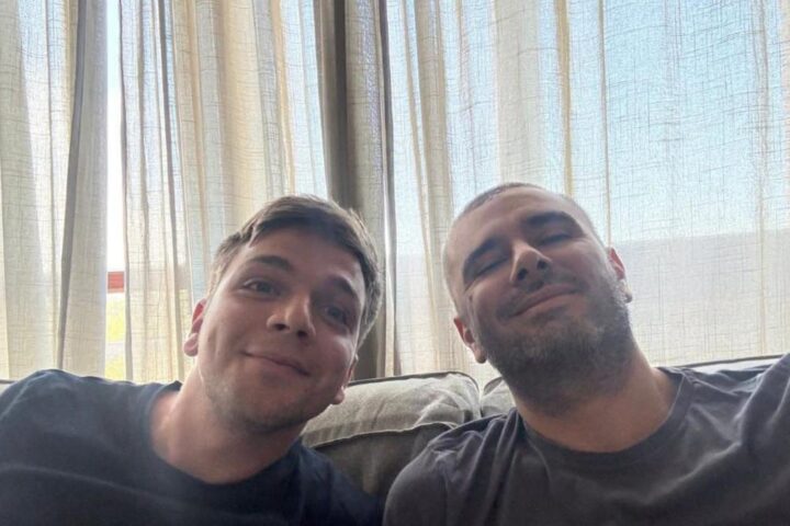 Alessandro Di Battista annuncia il rientro a casa dopo il ricovero al Gemelli