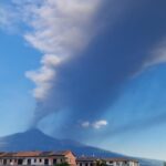 Allerta rossa per l'Etna: nube di cenere a 4 chilometri paralizza aeroporto di Catania