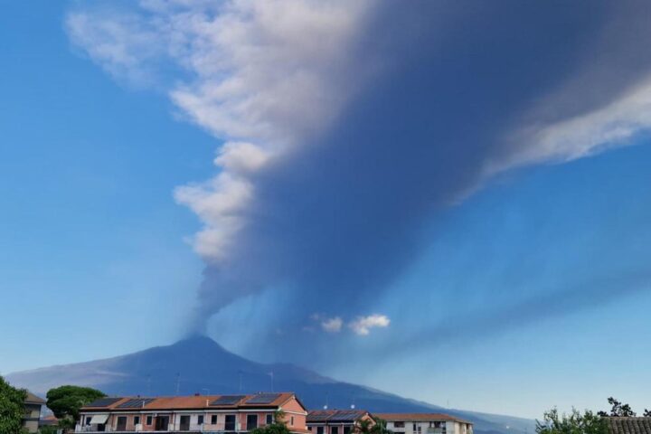 Allerta rossa per l'Etna: nube di cenere a 4 chilometri paralizza aeroporto di Catania
