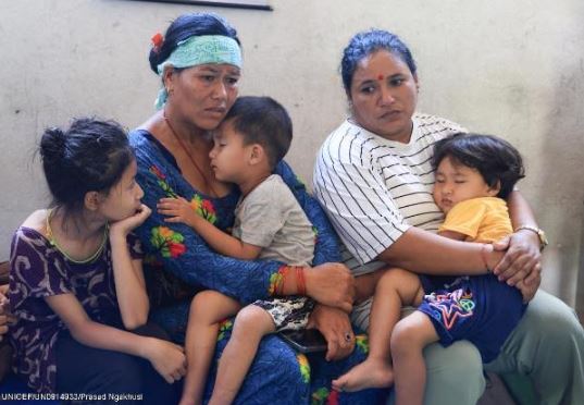 Allerta Unicef in Nepal: 17.000 bambini traumatizzati dalle inondazioni richiedono supporto psicologico urgente