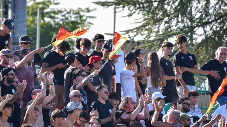 Angelana festeggia il ritorno in Serie D battendo l'Atletico Ascoli 2-1 con una doppietta di Fracassini