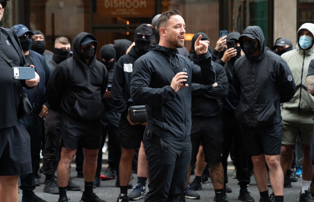 Arrestato attivista di estrema destra Daniel Thomas per atti vandalici nel Canale della Manica