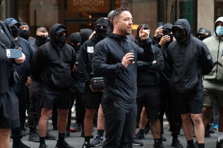 Arrestato attivista di estrema destra Daniel Thomas per atti vandalici nel Canale della Manica