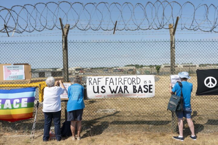 Arresti ed evacuazioni per allarme bomba vicino a base RAF Fairford in Inghilterra