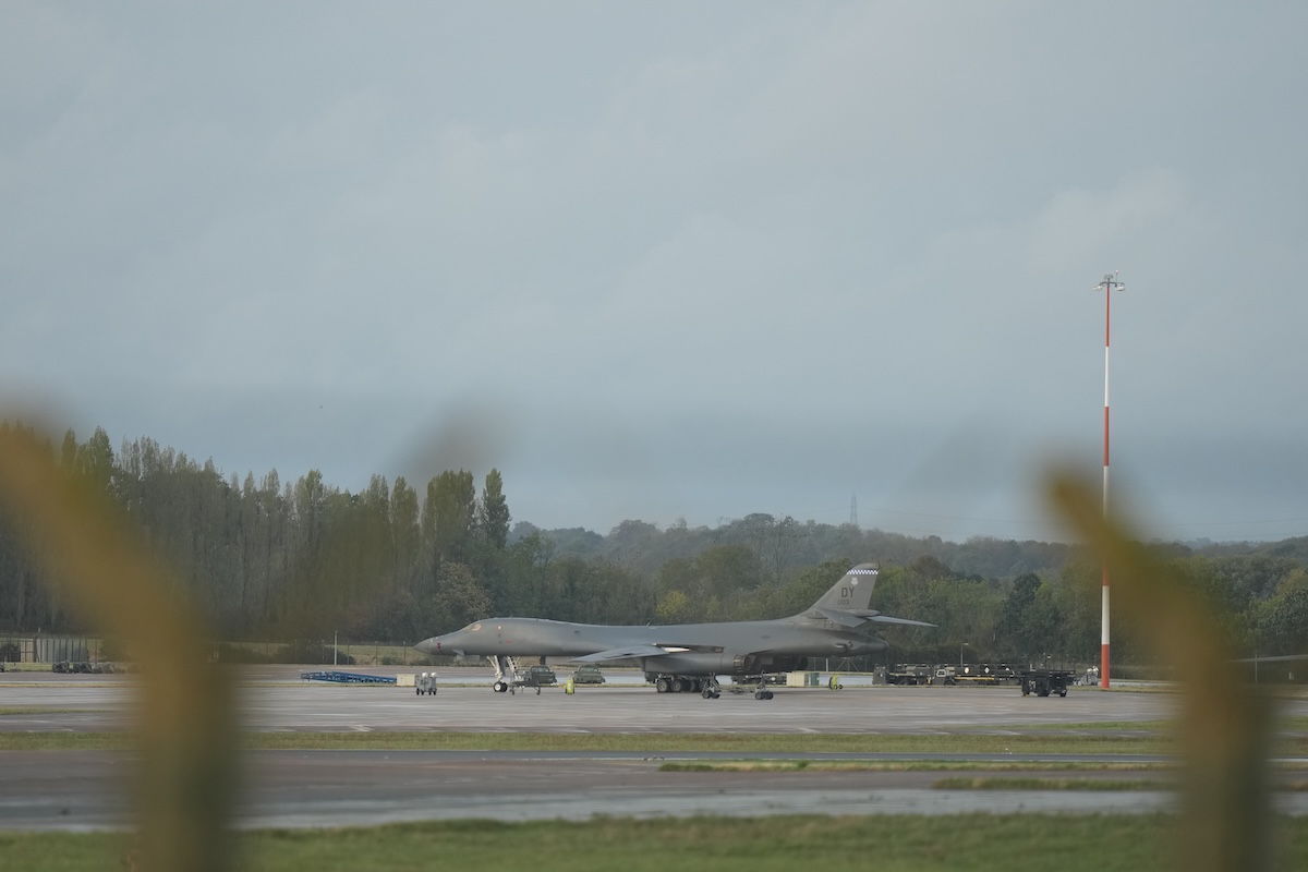 Arresti vicino alla base RAF Fairford: indagini su possibili legami con il terrorismo