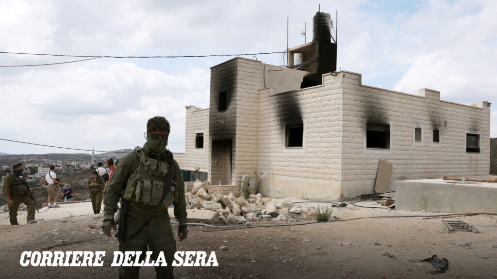Assalto di 150 coloni a Jalud: violenze e incendi costringono una famiglia palestinese all'esilio
