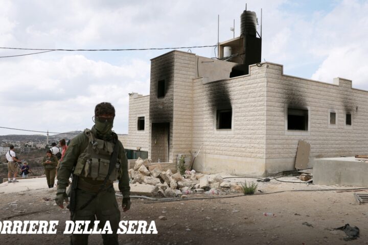 Assalto di 150 coloni a Jalud: violenze e incendi costringono una famiglia palestinese all'esilio