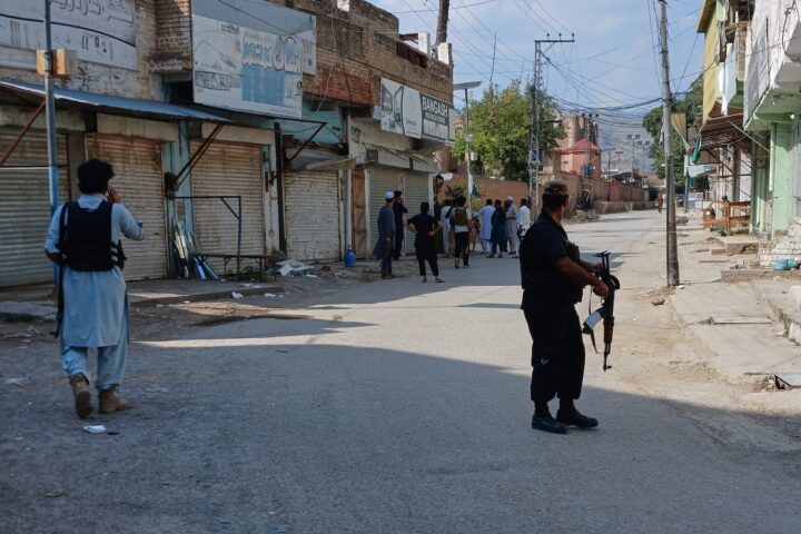 Attacco alla polizia in Pakistan, 21 morti tra cui 5 agenti e oltre 80 feriti