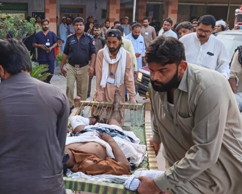 Attacco suicida a Dera Ismail Khan: almeno 12 morti e trenta feriti, rivendica il TTP