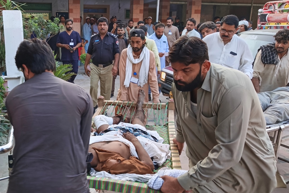 Attacco suicida a Dera Ismail Khan: almeno 12 morti e trenta feriti, rivendica il TTP
