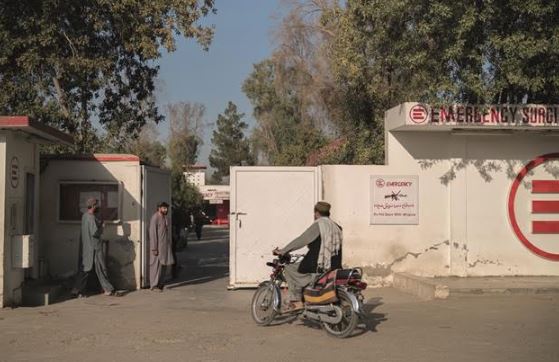 Barriere all'accesso delle donne afghane a cure materne e neonatali, il rapporto di Emergency