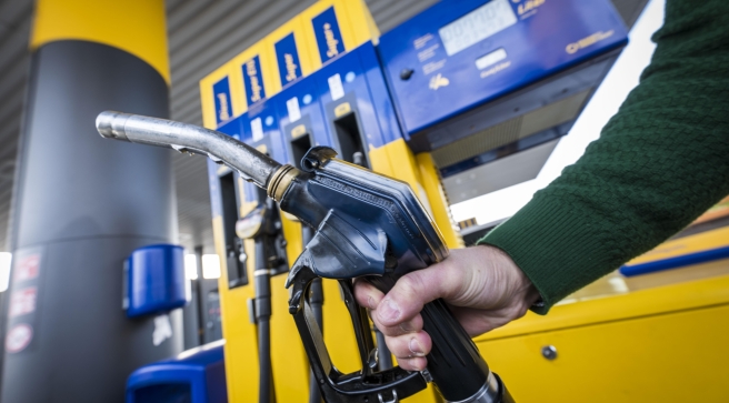 Benzina a 2,124 euro, aumentano anche le bollette del gas del 6,9%