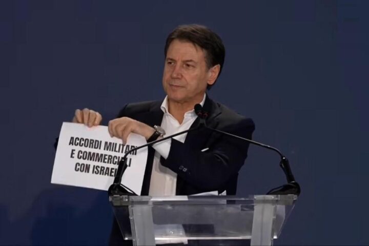 Beppe Conte conquista il sostegno degli iscritti del M5S contro l'invio di armi all'Ucraina