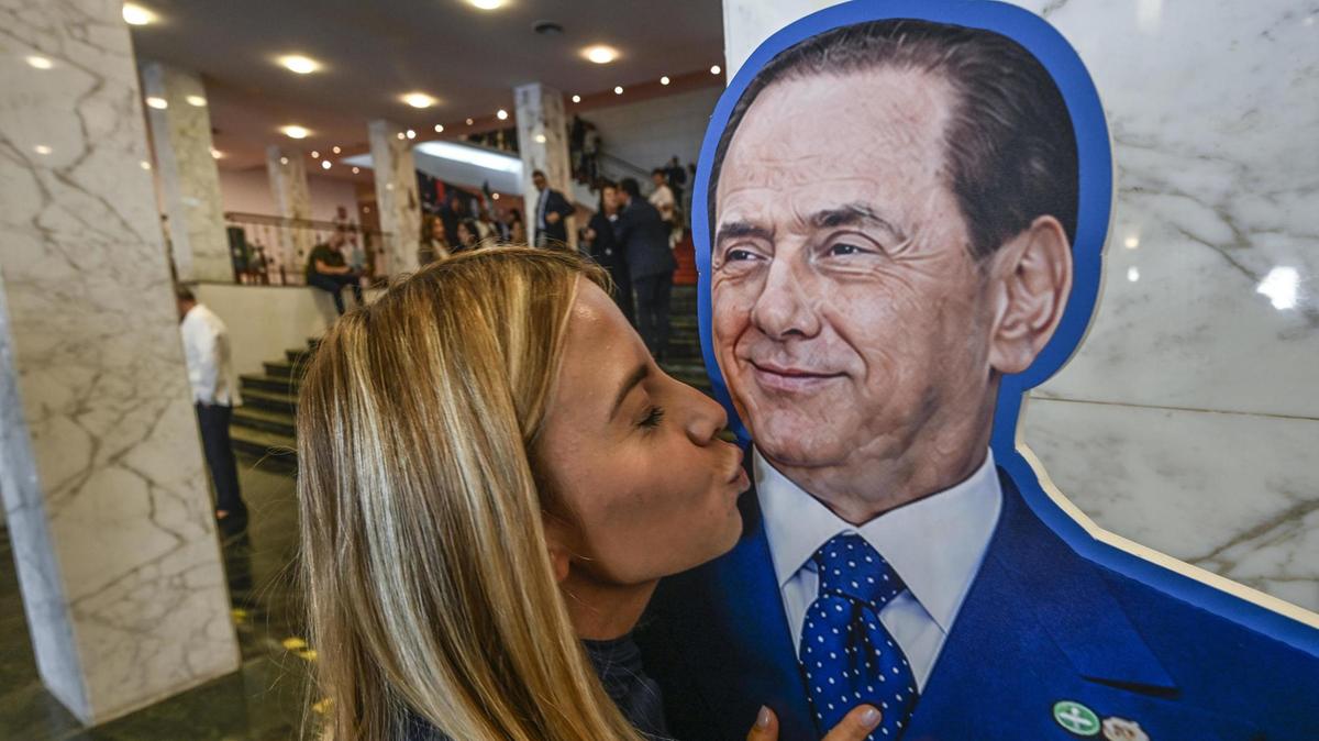 Berlusconi celebra novant'anni con festa privata a Villa Certosa e omaggi a Napoli