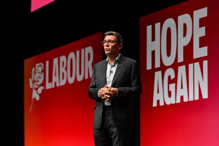 Burnham considera il ritorno del Regno Unito nell'Unione Europea come opzione per il futuro