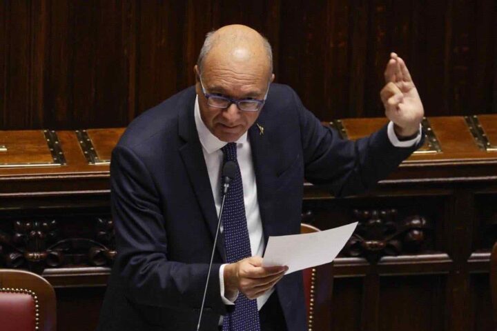 Busta con proiettile e minacce per il ministro Valditara, scattano le denunce ai carabinieri