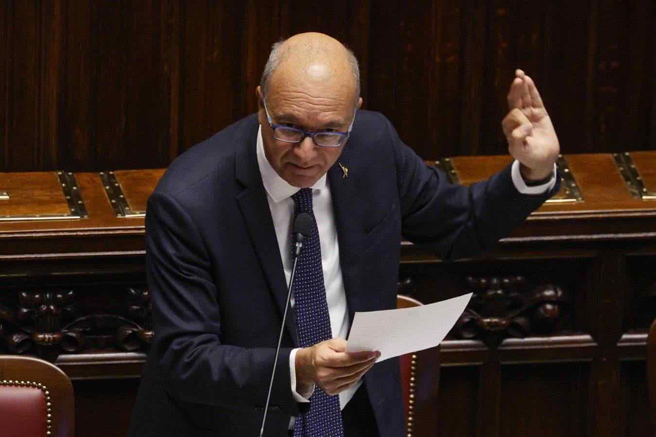 Busta con proiettile e minacce per il ministro Valditara, scattano le denunce ai carabinieri