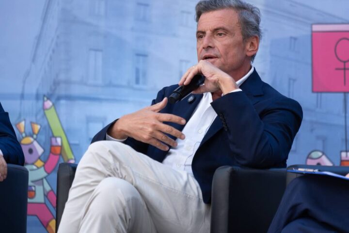 Calenda al Festival di Open 2026: «Conte ha distrutto la sinistra, M5S è pericoloso»