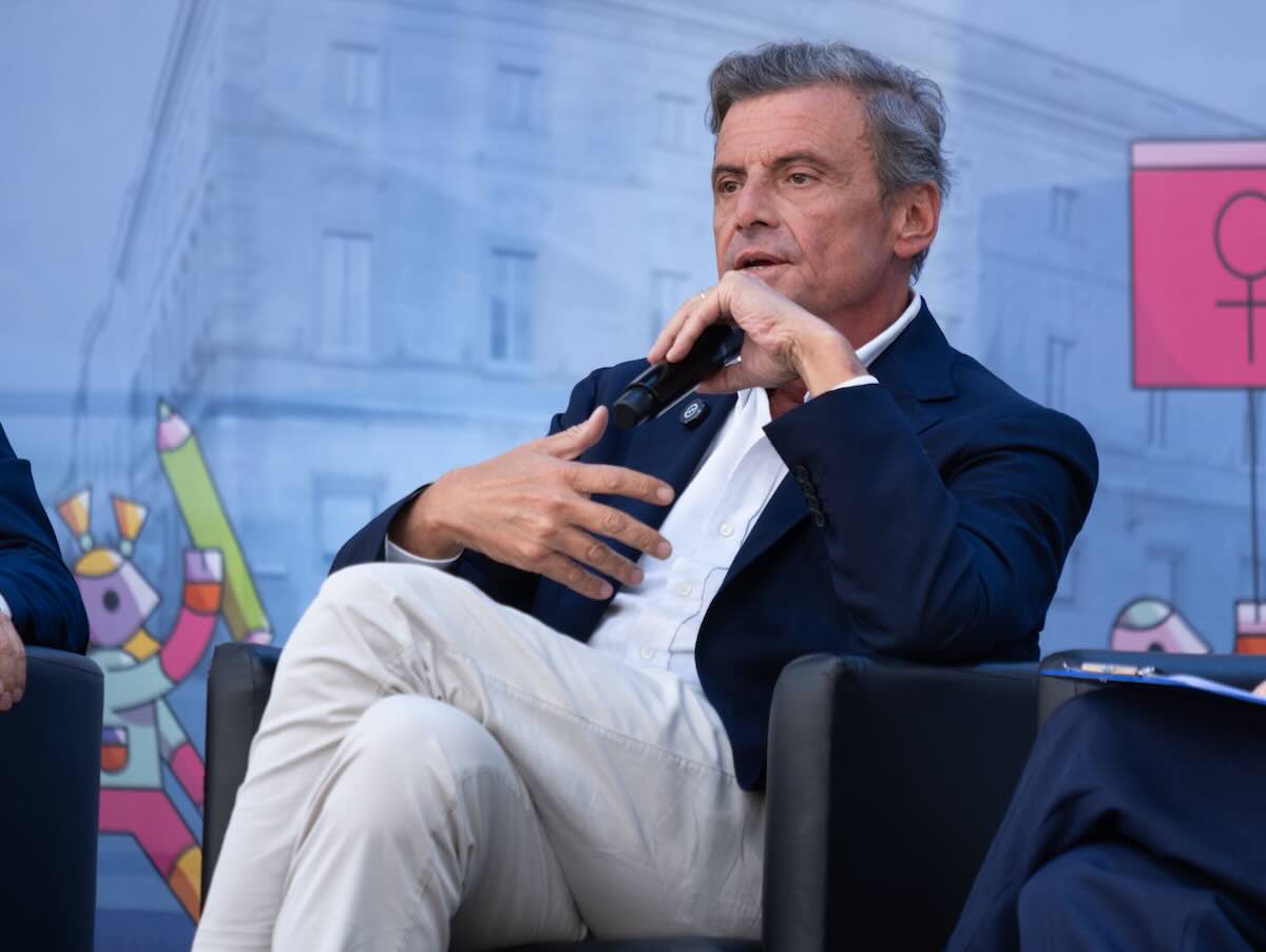 Calenda al Festival di Open 2026: «Conte ha distrutto la sinistra, M5S è pericoloso»