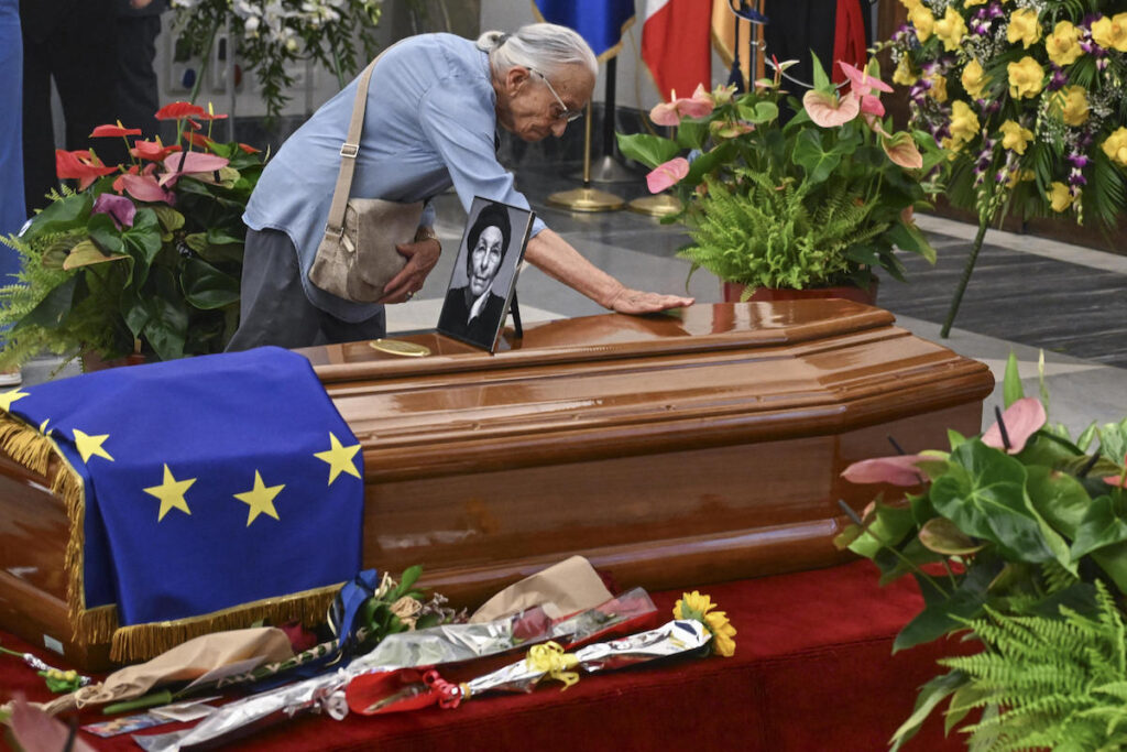 Camera ardente per Emma Bonino in Campidoglio con la bandiera europea e la presenza di +Europa