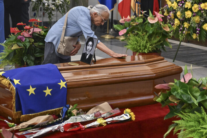 Camera ardente per Emma Bonino in Campidoglio con la bandiera europea e la presenza di +Europa