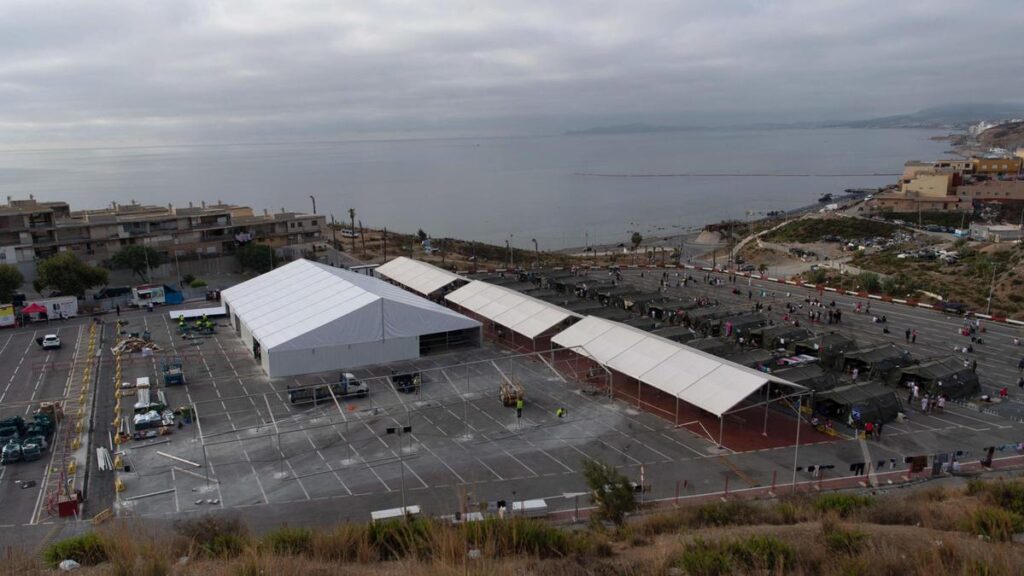 Caos a Ceuta: scontro tra migranti e polizia disperde la folla con colpi d'arma da fuoco