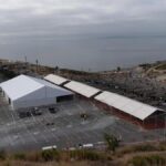 Caos a Ceuta: scontro tra migranti e polizia disperde la folla con colpi d'arma da fuoco