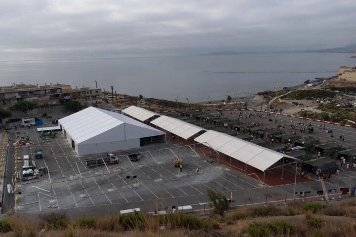 Caos a Ceuta: scontro tra migranti e polizia disperde la folla con colpi d'arma da fuoco