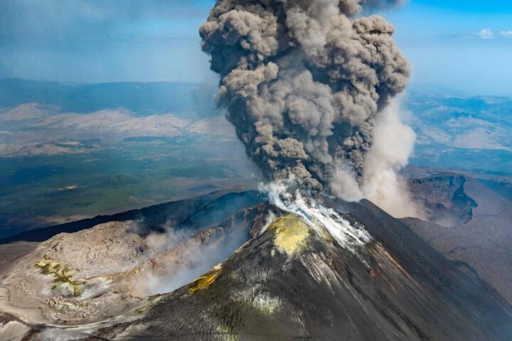 Catania ancora bloccata: chiuso l'aeroporto per eruzione dell'Etna e venti sfavorevoli