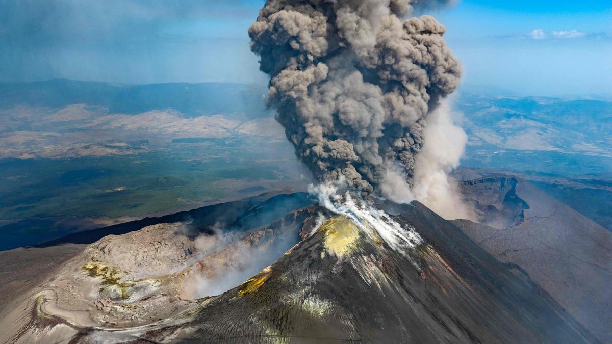 Catania ancora bloccata: chiuso l'aeroporto per eruzione dell'Etna e venti sfavorevoli