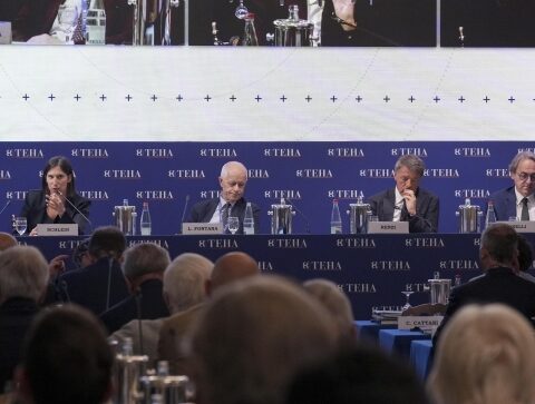Cernobbio: bocciata la politica estera di Trump da oltre il 90% dei manager