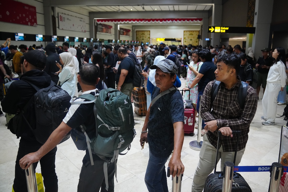 Cinque aeroporti in Indonesia chiusi a causa dell'eruzione del vulcano Anak Krakatoa