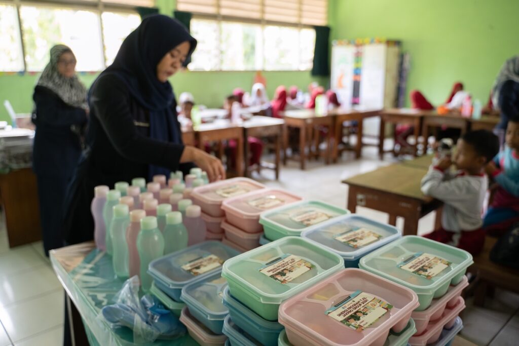 Circa 2000 persone in Indonesia colpite da intossicazione alimentare dopo pasti scolastici gratuiti