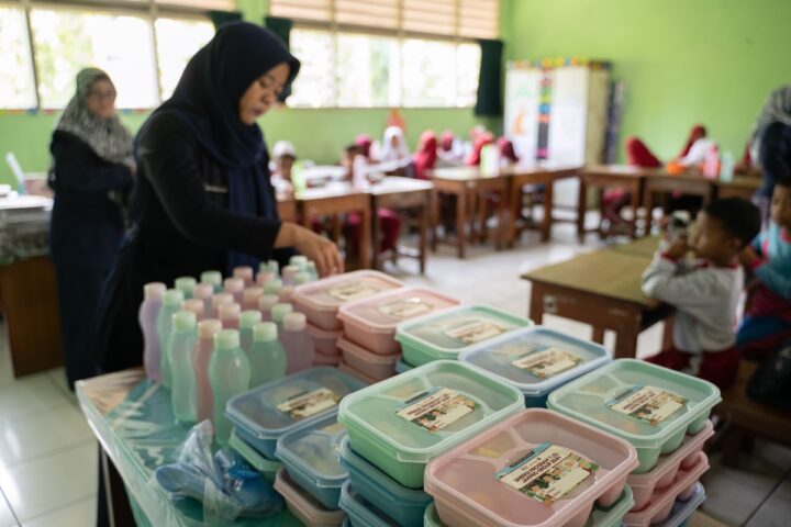 Circa 2000 persone in Indonesia colpite da intossicazione alimentare dopo pasti scolastici gratuiti