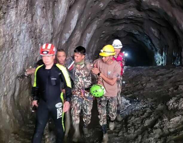 Cittadino cinese estratto vivo dopo dieci giorni in un tunnel di 225 metri in Nepal