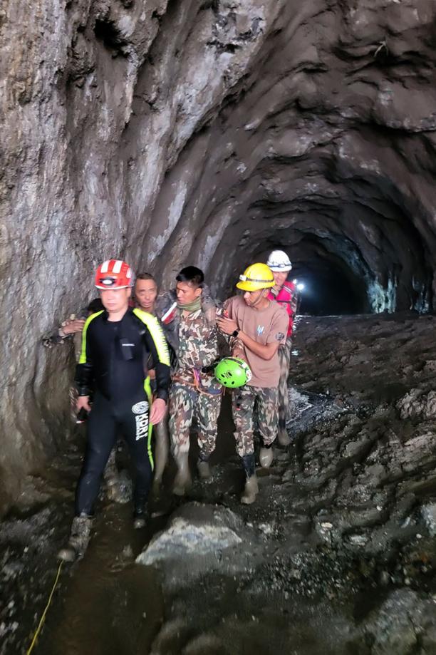 Cittadino cinese estratto vivo dopo dieci giorni in un tunnel di 225 metri in Nepal