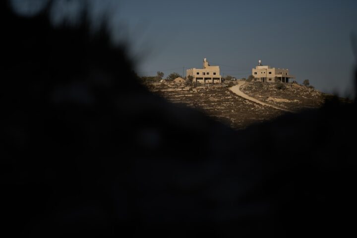 Coloni israeliani bloccano il rientro di una famiglia palestinese a Jalud, nonostante la scorta militare