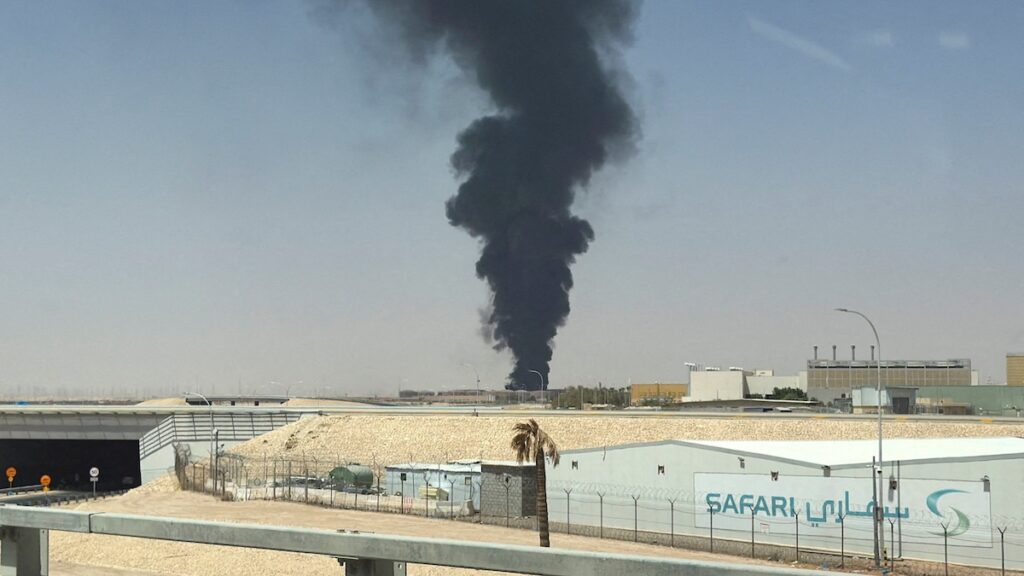 Colonna di fumo nero vicino all’aeroporto di Riyad, Arabia Saudita, allerta revocata dopo possibile pericolo